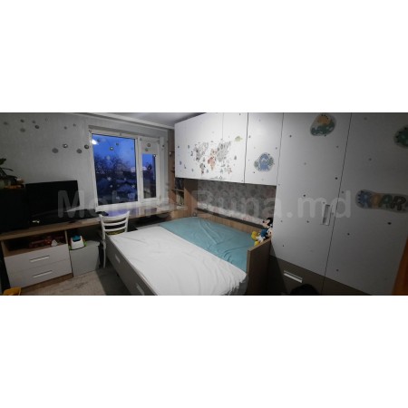 Mobilă pentru cameră copii în stil modern, cu design ergonomic, culori plăcute și spații de depozitare funcționale, realizată din materiale sigure și durabile